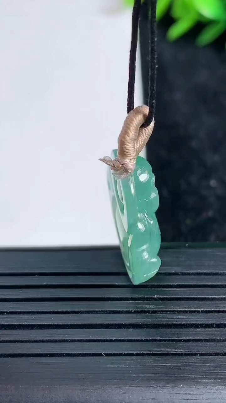天然A货翡翠佛公吊坠尺寸20.2-21.5-6重量:4.20g
3月22日