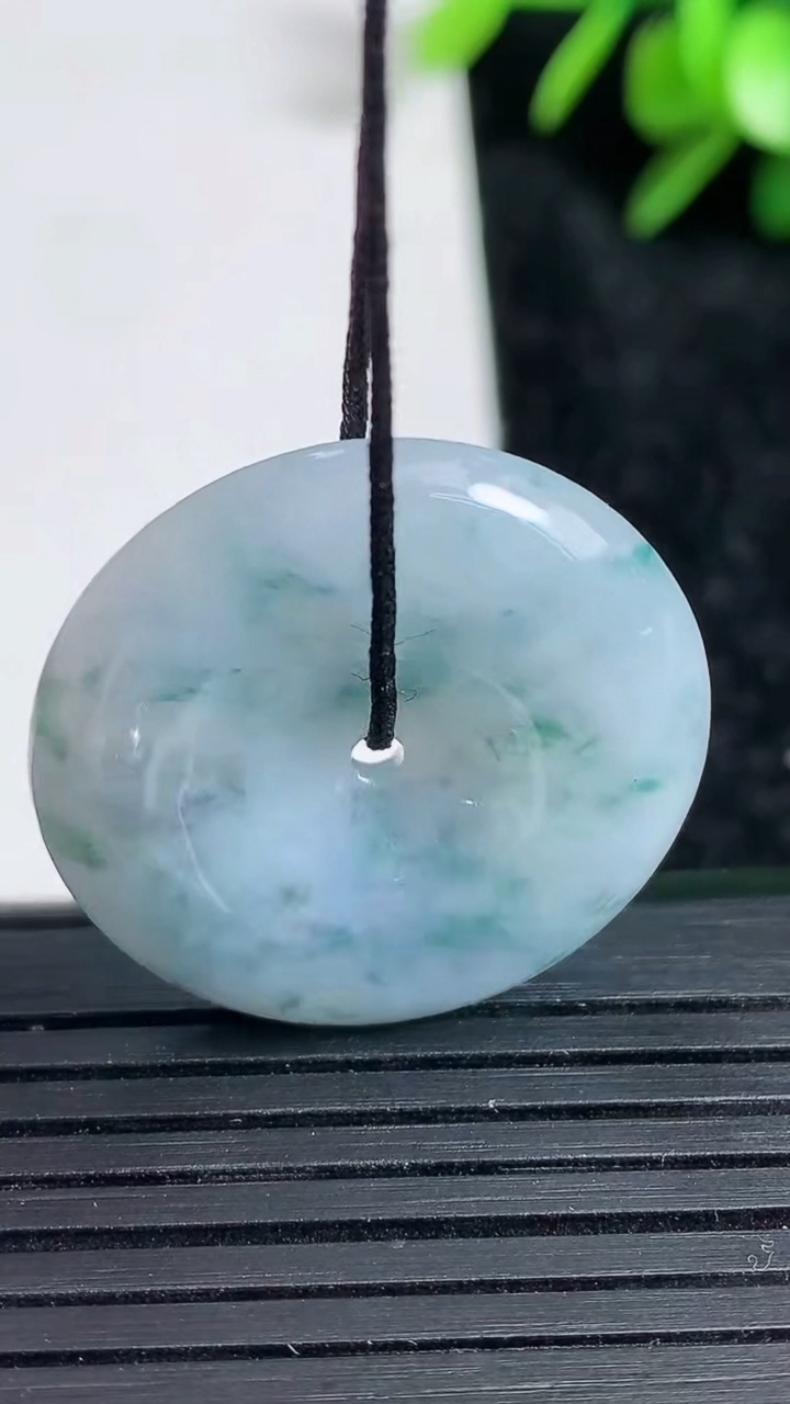 天然A货翡翠紫罗兰飘花平安扣吊坠尺寸27.1-6重量:9.72g
3月22日