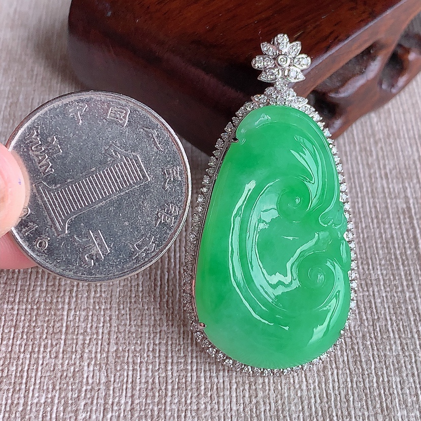 天然A货翡翠18K金伴钻镶嵌满绿如意吊坠 
尺寸45.4-23-8.3裸石33.8-20.2mm 重量10.13g 0321