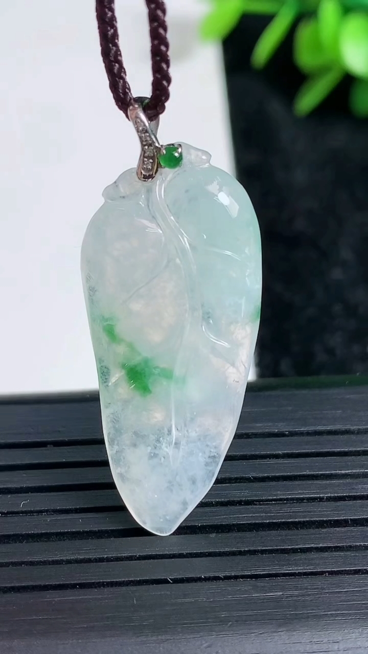 天然A货翡翠金枝玉叶 叶子吊坠尺寸34.8-15.4-4重量:4.40g
3月22日