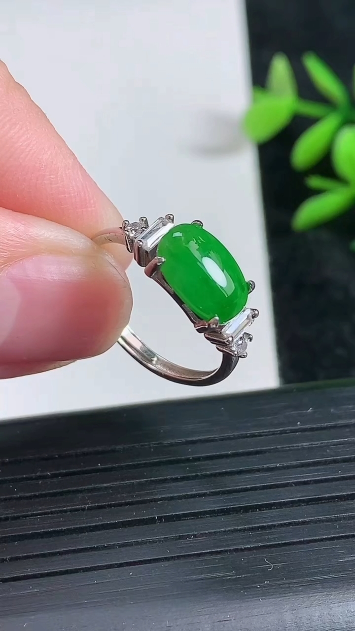 天然A货翡翠蛋面戒指，尺寸9.8-6.8，重:1.98g2026年3月22日
工厂直销收藏佳品,种好