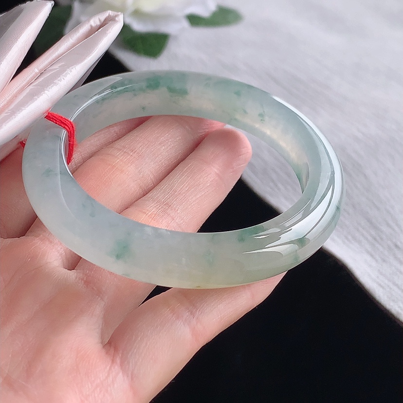 天然A货翡翠飘黄翡飘花正装正圈手镯54-55圈口 
尺寸54.3-10.4-9mm 0321