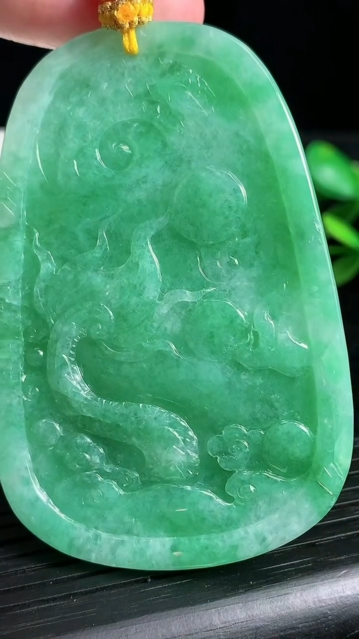 天然A货翡翠龙牌吊坠尺寸69.6-45.6-11.5重量:79.10g
3月22日