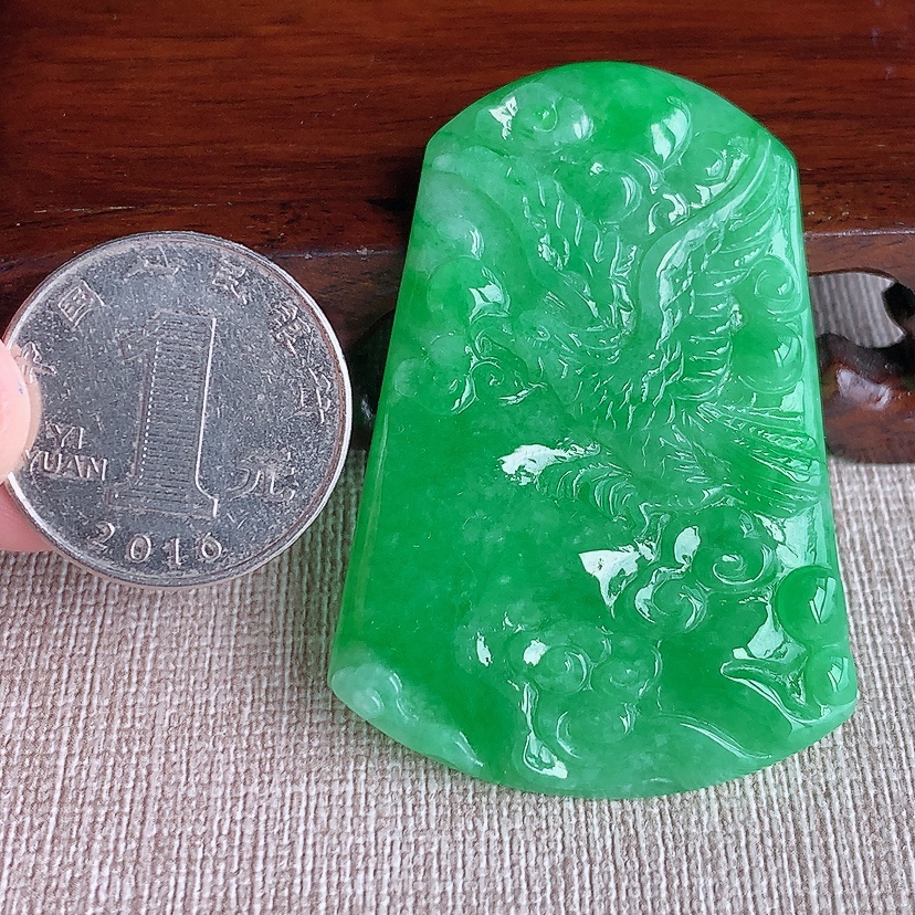 天然A货翡翠满绿英明神武吊坠 
尺寸52.6-36.8-4.8mm 重量18.63g 0321