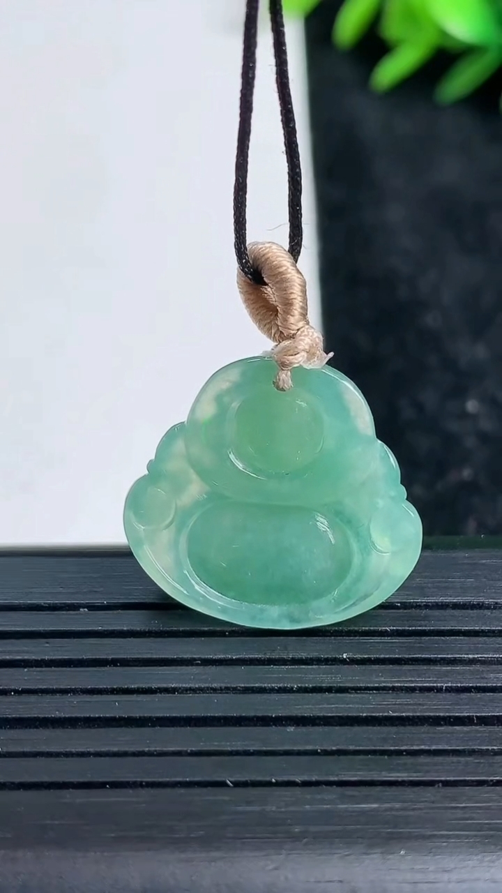 天然A货翡翠佛公吊坠尺寸20.2-21.5-6重量:4.20g
3月22日