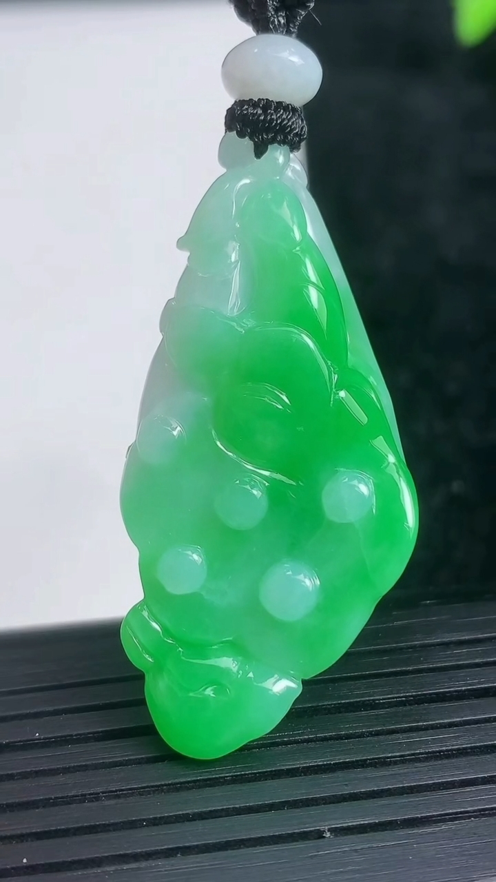 天然A货翡翠莲蓬吊坠尺寸44.4-21.6-8.9重量:14.25g
3月22日