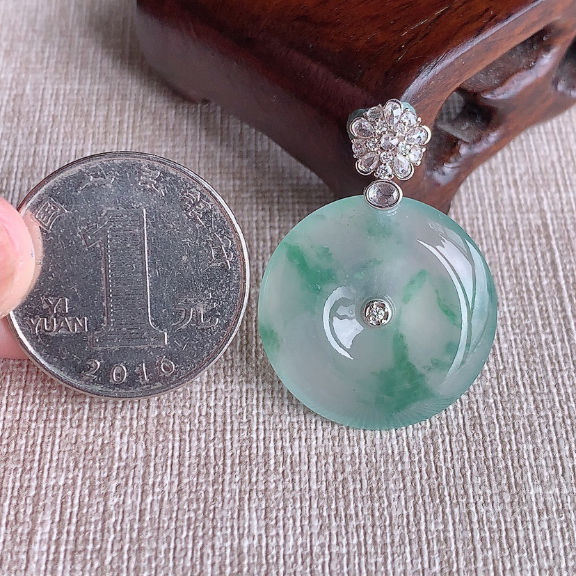 天然A货翡翠18K金伴钻镶嵌飘花平安扣吊坠 
尺寸33.2-24-4.8mm 重量6.65g 0321