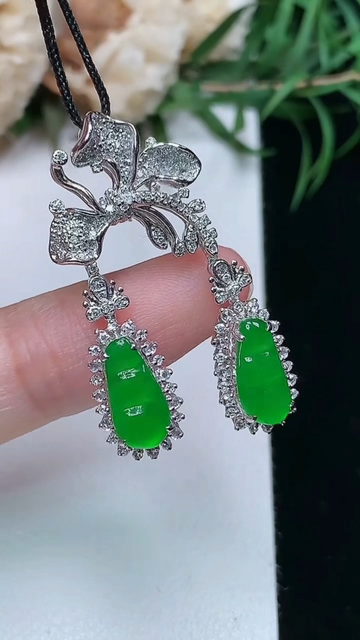 天然A货翡翠福豆吊坠，尺寸32.8-7.9-6.2，裸石10-4.9
3月22日