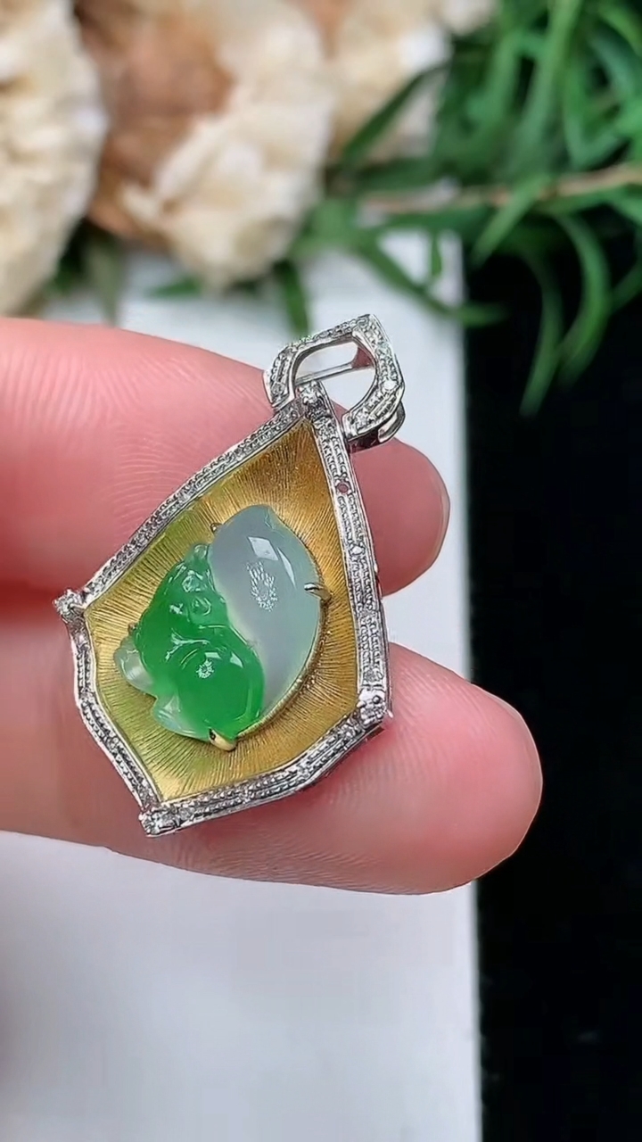 天然A货翡翠松鼠吊坠，尺寸27.2-17.7-4.9，裸石11.5-8.5，重量:2.13g
3月22日