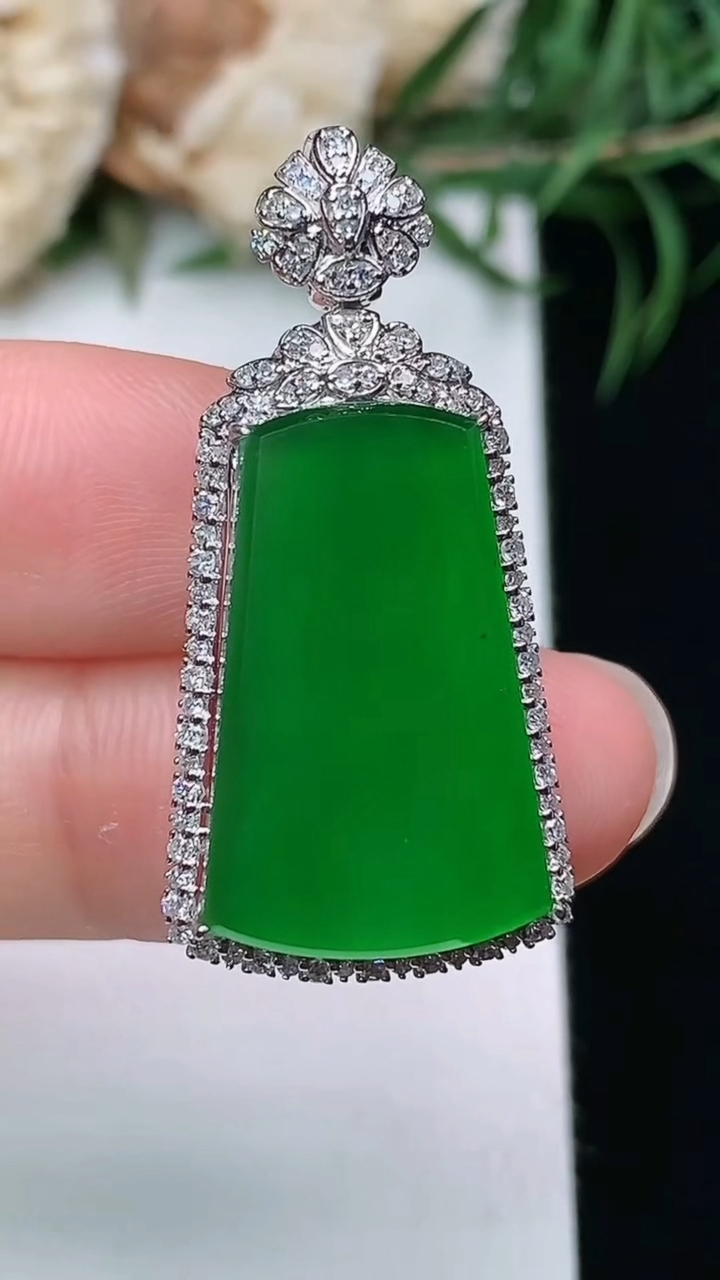 天然A货翡翠无事牌吊坠，尺寸33.4-16.2-9.2，裸石21.2-12.7，重量:5.44g
3