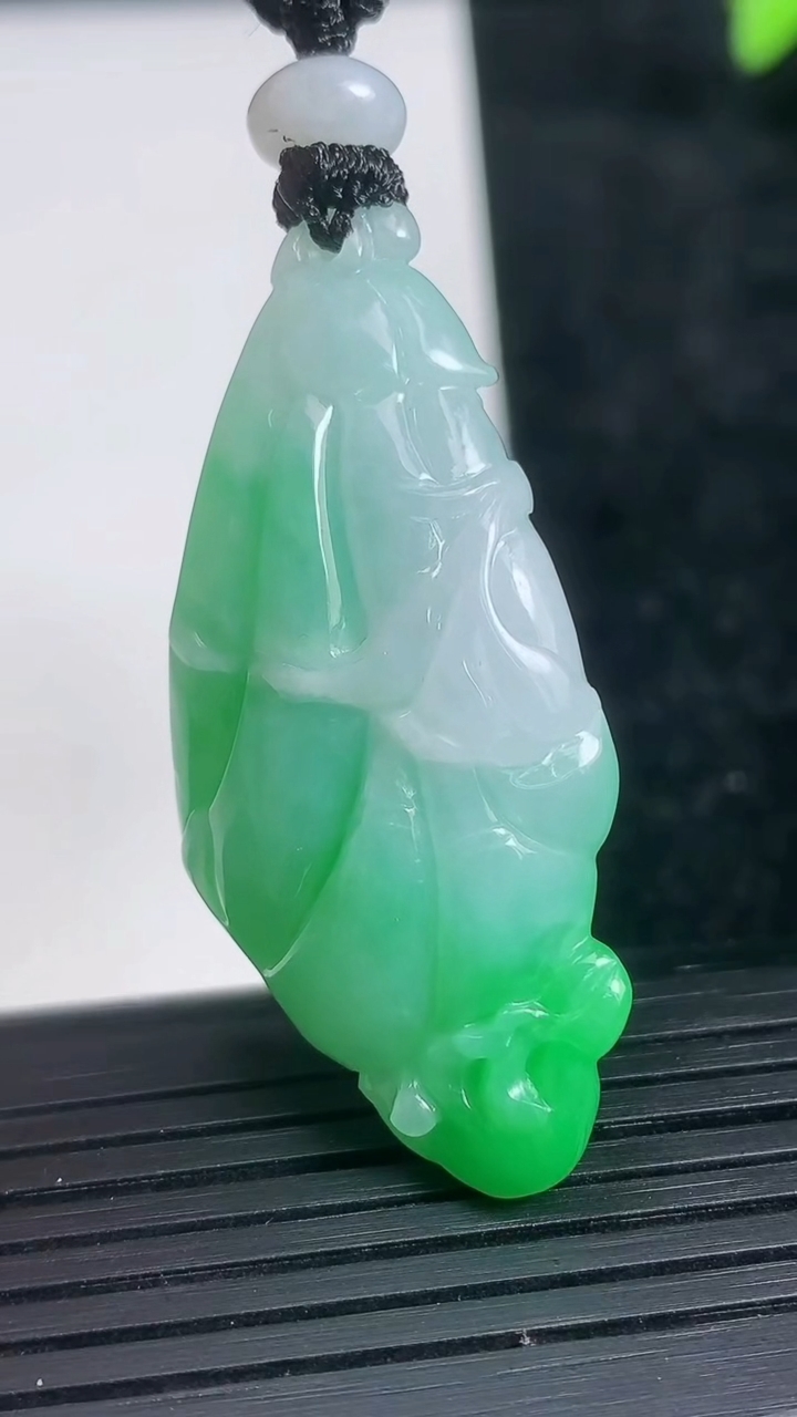 天然A货翡翠莲蓬吊坠尺寸44.4-21.6-8.9重量:14.25g
3月22日