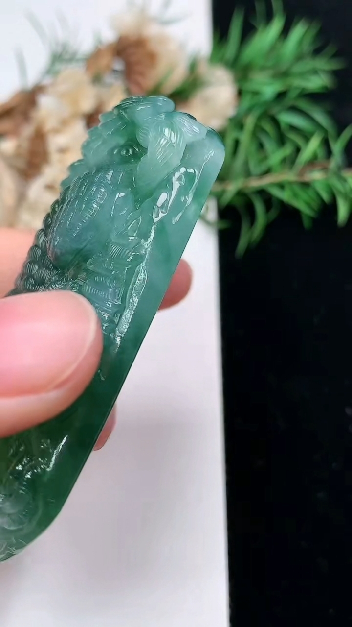 天然A货翡翠生肖虎吊坠，尺寸63.2-34.3-12.2，重量:52.77g
3月22日