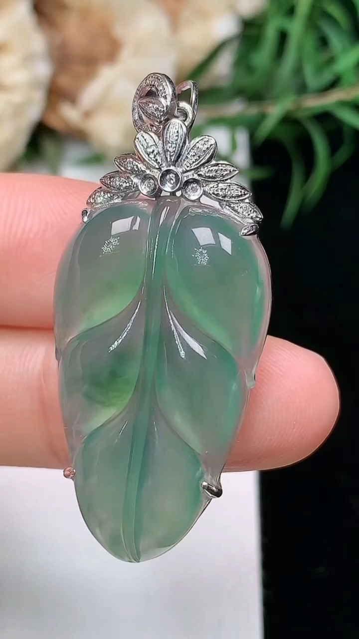 天然A货翡翠金枝玉叶 叶子吊坠，尺寸29.8-17.8-7.5，重量:5.44g
3月22日