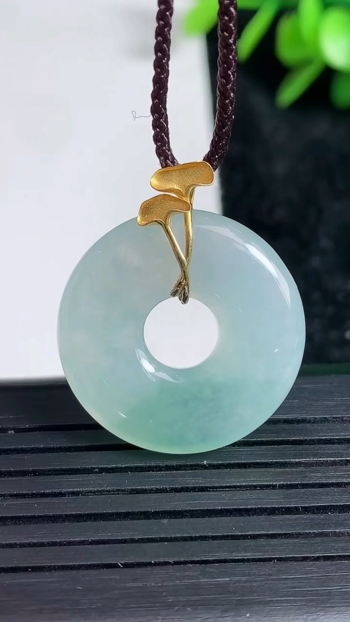 天然A货翡翠平安扣吊坠尺寸23.8-5.2重量:6.40g
3月22日