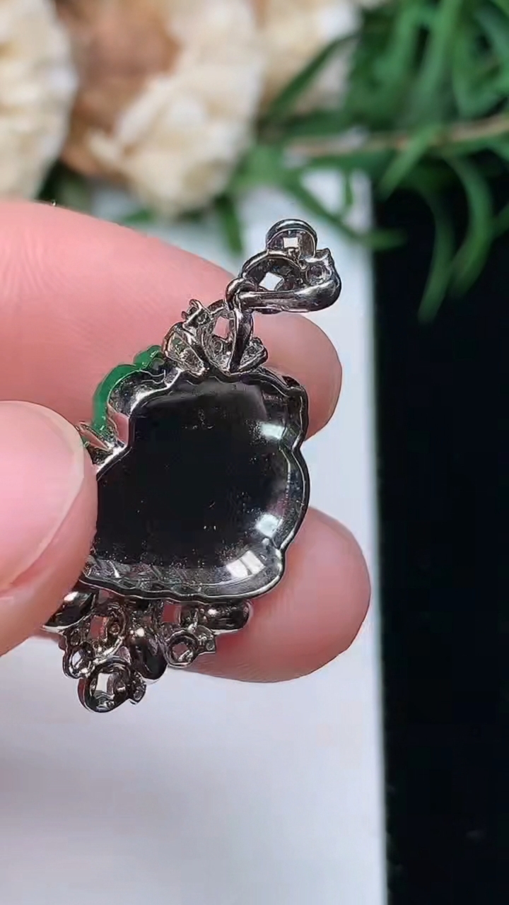 天然A货翡翠貔貅吊坠，尺寸28.7-13.8-16-5.5，重量:4.01g
3月22日