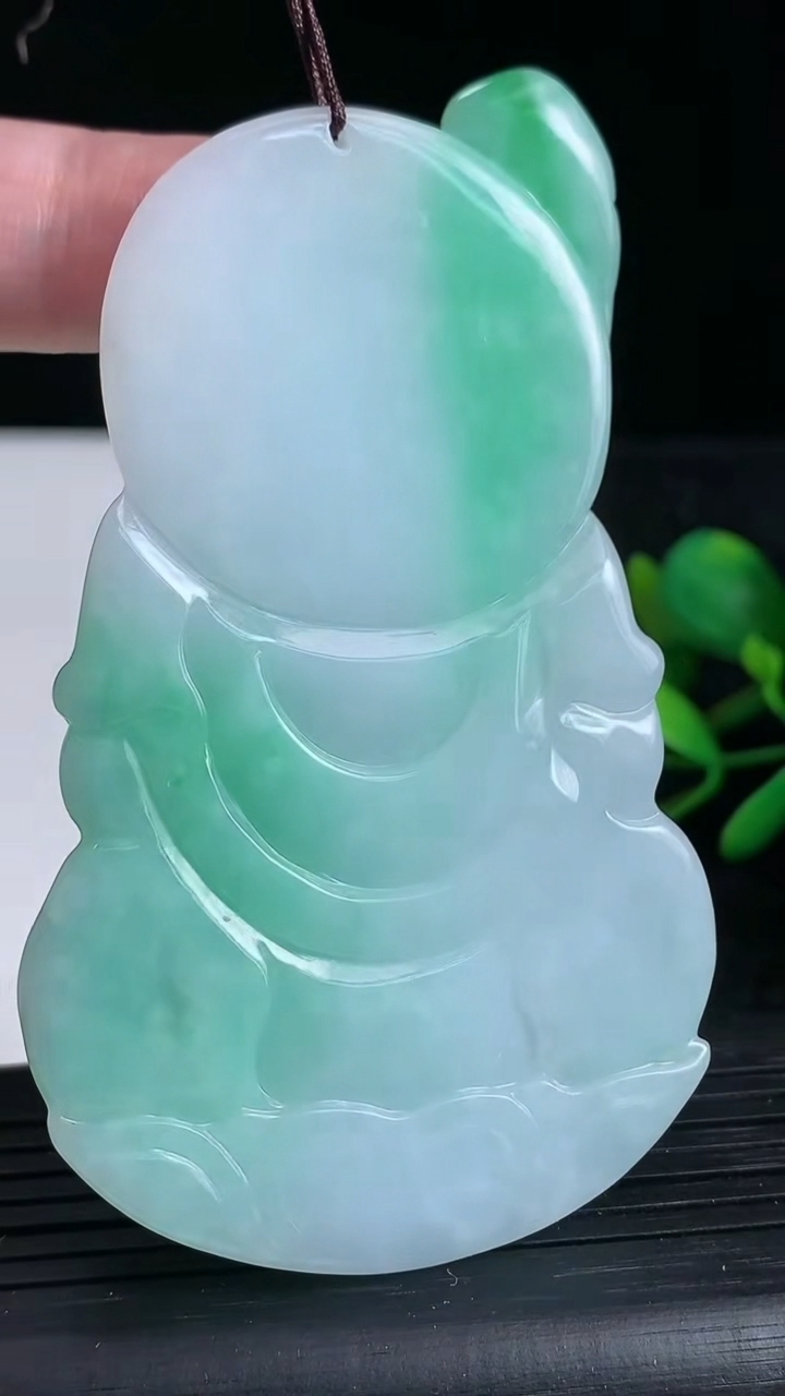 天然A货翡翠观音菩萨吊坠，尺寸85-49.5-6.5，重:51.86g
3月22日
