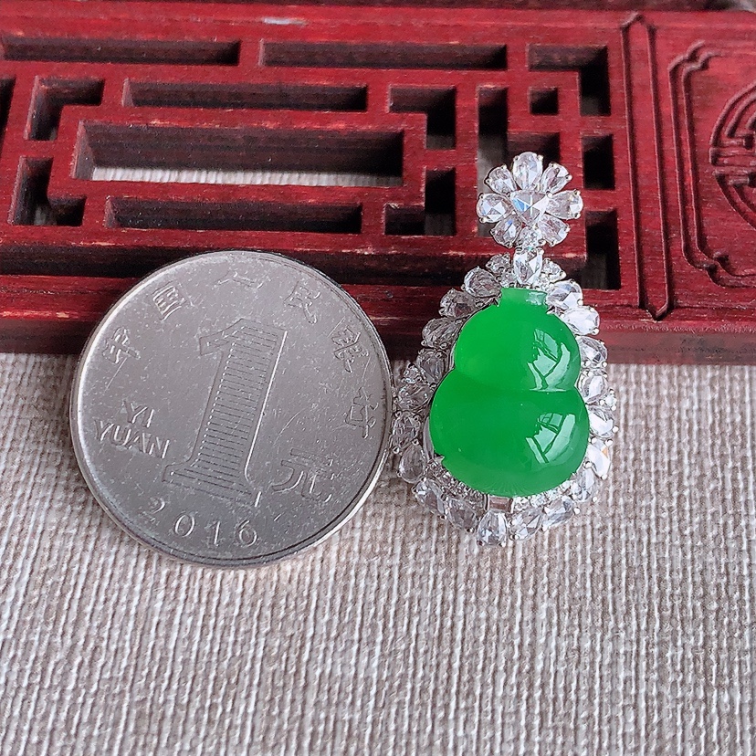 天然A货翡翠18K金伴钻镶嵌阳绿葫芦吊坠 
尺寸29.5-16.6-12.8裸石15-12mm 重量5.55g 0321