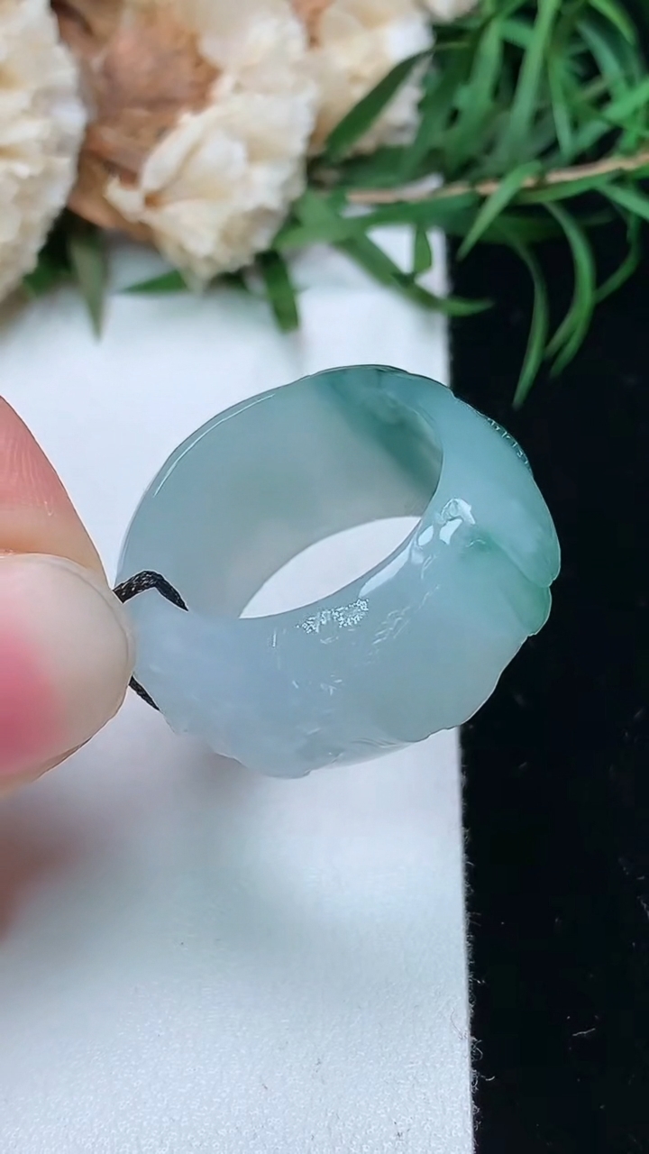 天然A货翡翠山水指环扳指，尺寸18-12-4，重量:8.43g2026年3月22日
工厂直销收藏佳品,种好水足，色泽均匀，有种有色，上手高大气！