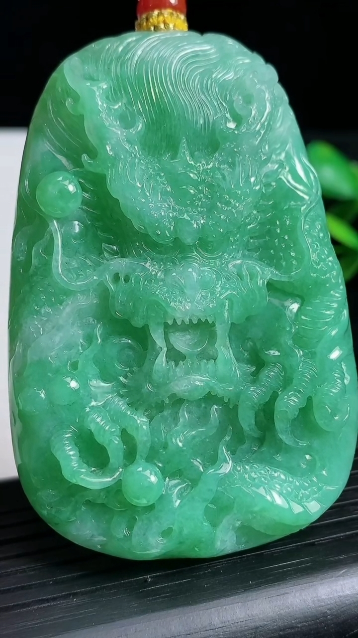 天然A货翡翠龙牌吊坠尺寸69.6-45.6-11.5重量:79.10g
3月22日