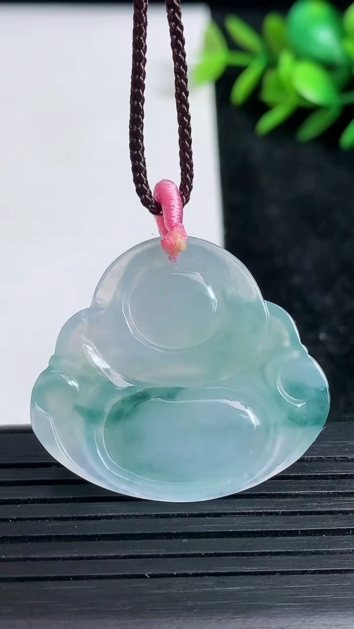 天然A货翡翠飘花佛公吊坠尺寸30.5-34.4-5.8重量:9.57g
3月22日