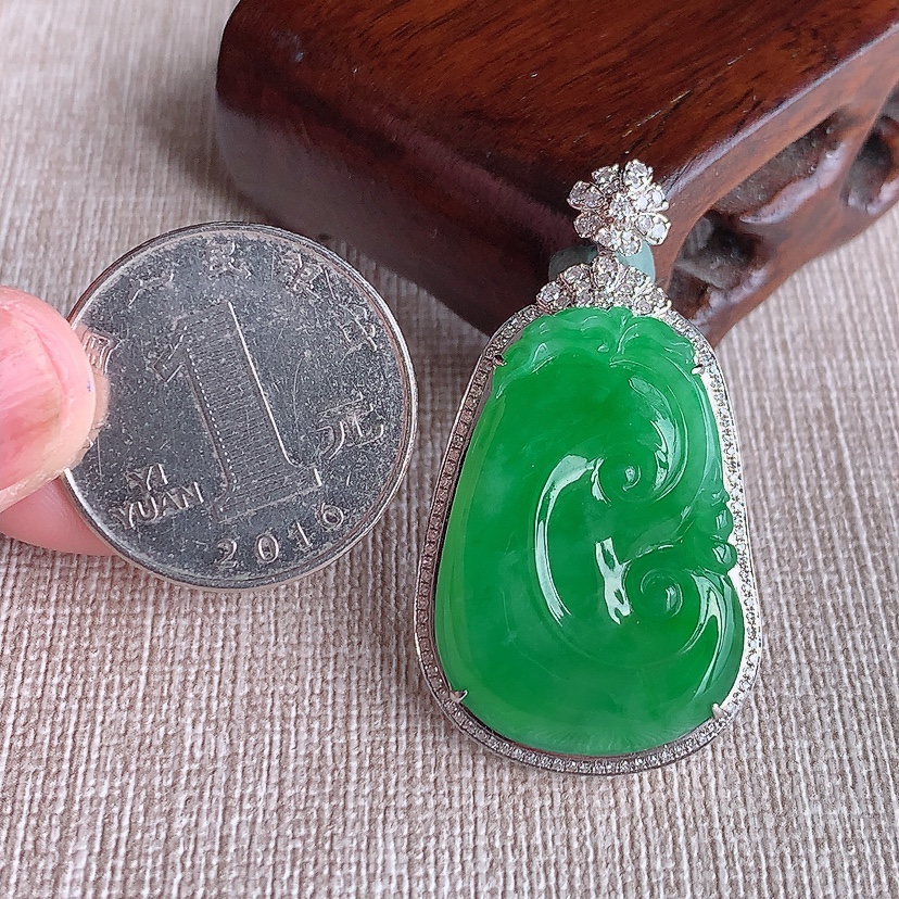 天然A货翡翠18K金伴钻镶嵌阳绿如意吊坠 
尺寸40.6-23-7裸石29-19.8mm 重量8.62g 0321