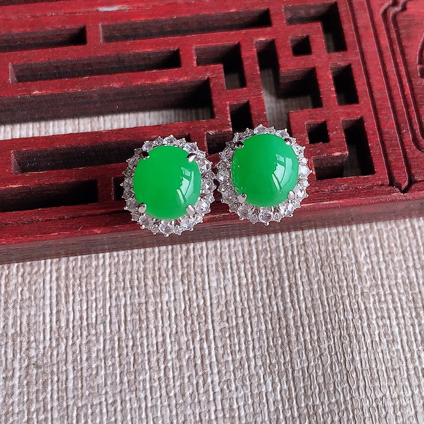 天然A货翡翠18K金伴钻镶嵌阳绿蛋面耳钉 
尺寸7.6-7mm 重量2.75g 0320