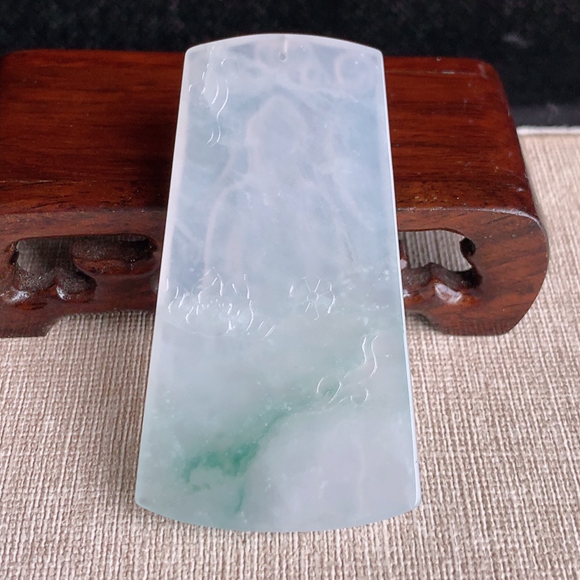 天然A货翡翠飘花大日如来吊坠 
尺寸64.3-35.4-5.2mm 重量27.63g 0322