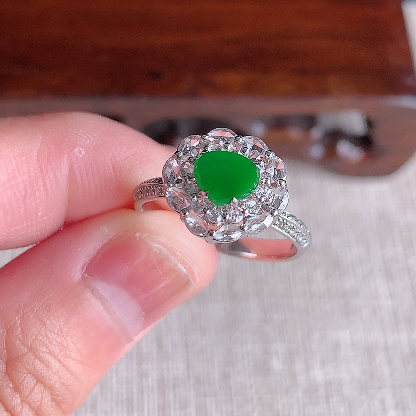 天然A货翡翠18K金伴钻镶嵌阳绿水滴戒指 圈口17.3裸石
尺寸5-6mm 重量3.13g 0320