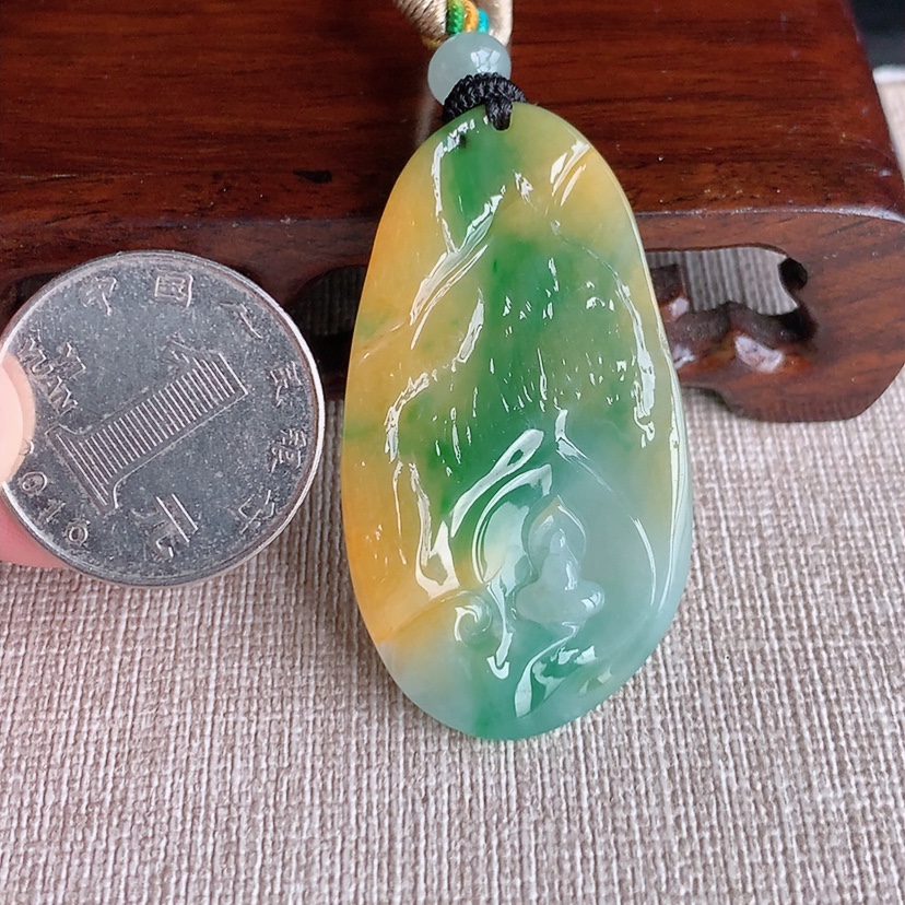 天然A货翡翠黄加绿双彩悟道吊坠  
尺寸47-26.2-5.3mm 重量17.00g 0322