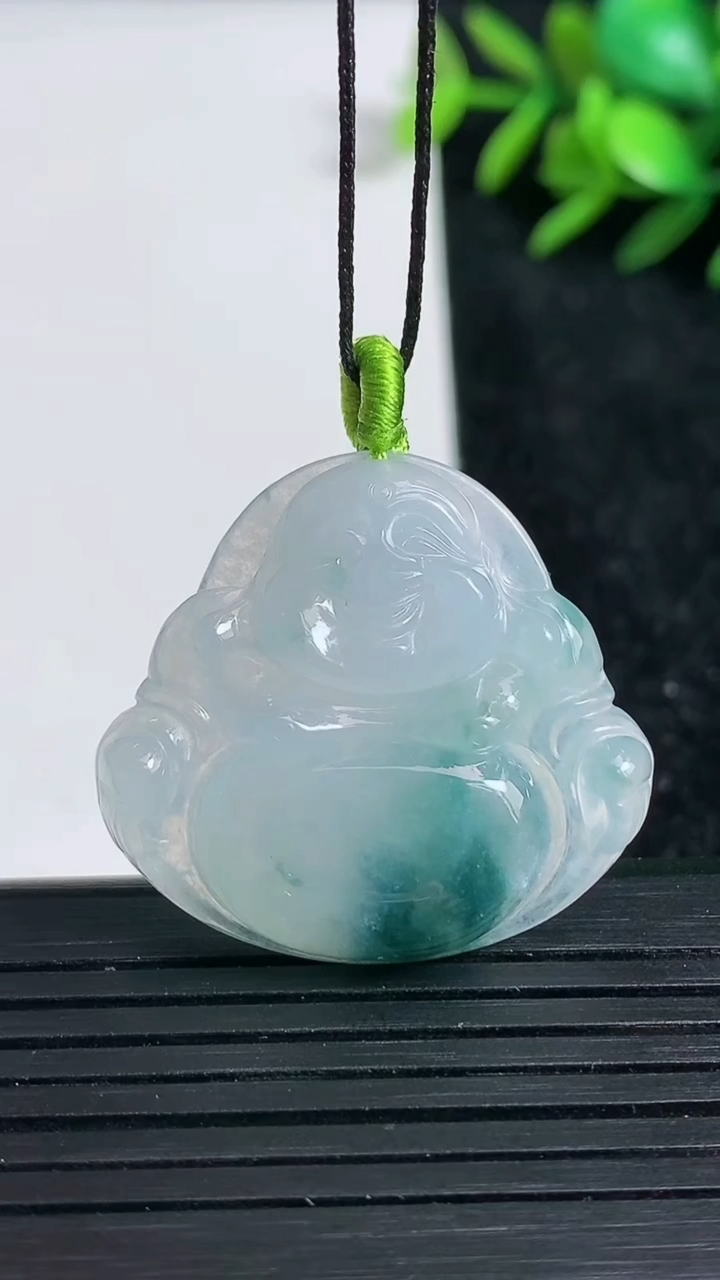 天然A货翡翠飘花佛公吊坠尺寸28.7-31.2-5.7重量:7.95g
3月22日