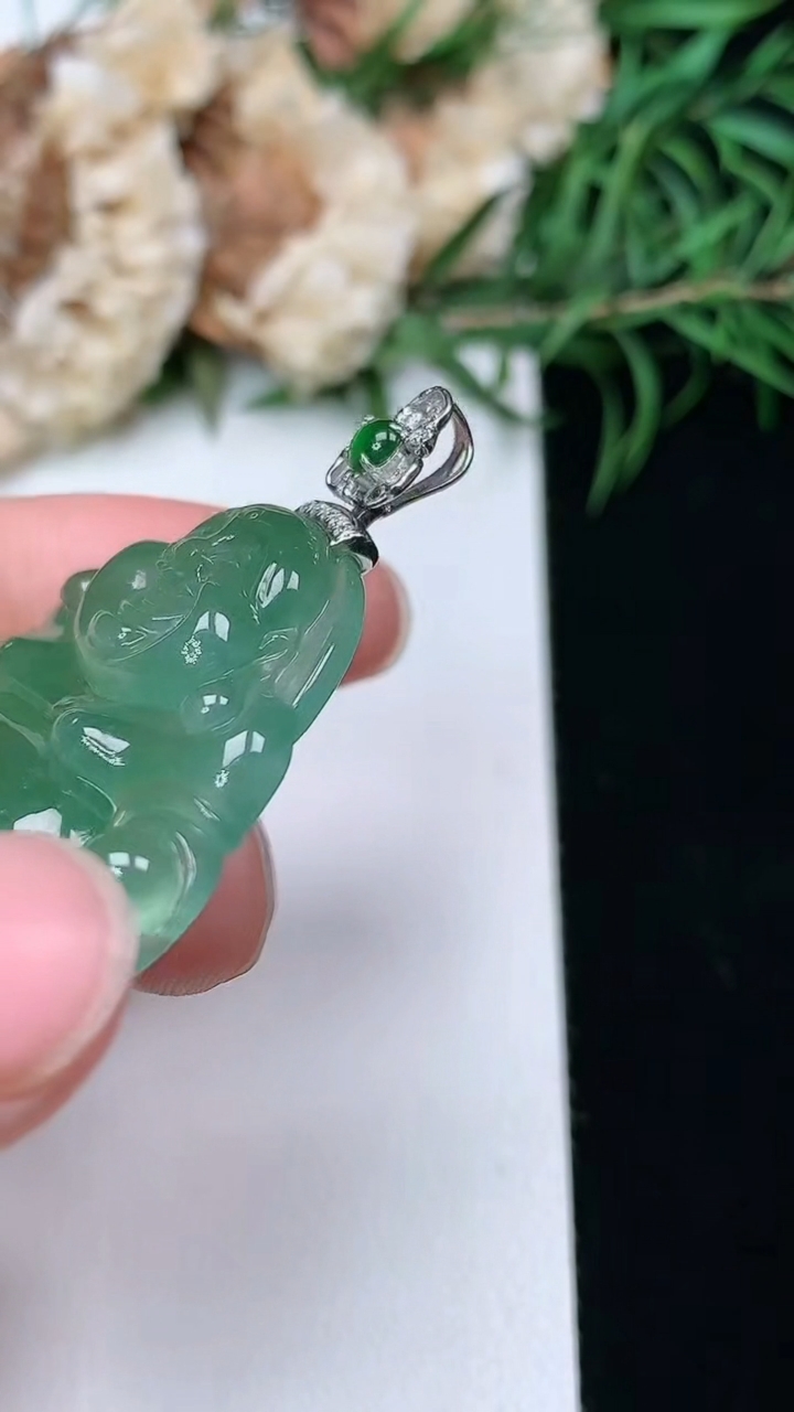 天然A货翡翠佛公吊坠，尺寸30.4-34-6.5，重量:11.12g
3月22日