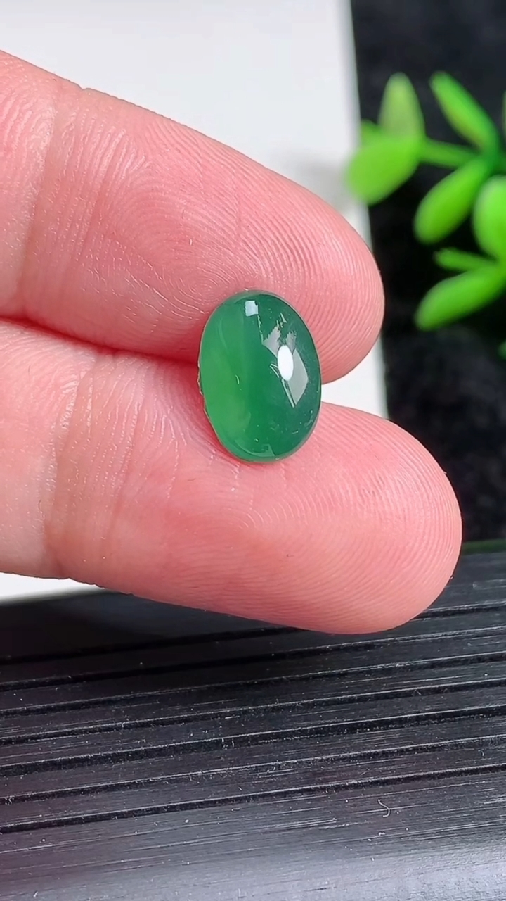 天然A货翡翠蛋面镶嵌件，尺寸11.6-7.8-4.2，重:0.64g
3月22日