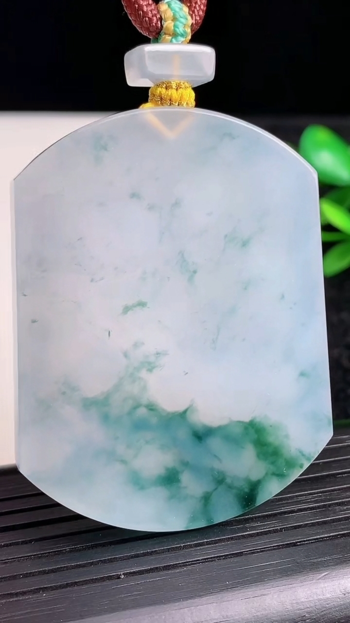 天然A货翡翠种飘花无事牌吊坠尺寸54.7-42.6-5.5重量:39.65g
3月22日