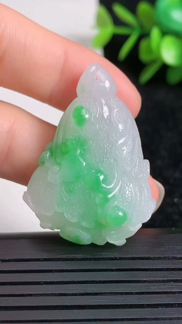 天然A货翡翠白菜吊坠尺寸37.4-27.9-11.1重量:14.93g
3月22日
