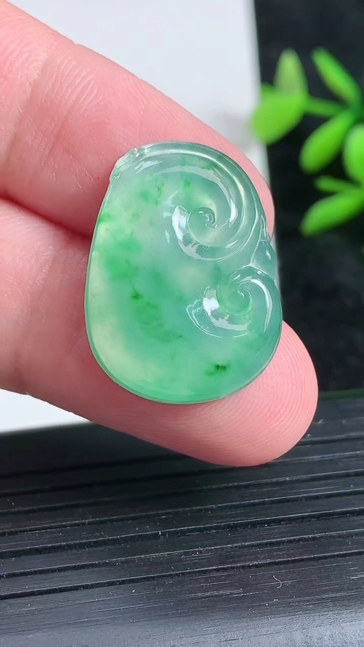 天然A货翡翠如意吊坠，尺寸23.8-12.8-3.3，重:2.72g
3月22日