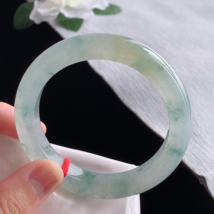 天然A货翡翠飘黄翡飘花正装正圈手镯54-55圈口 
尺寸54.3-10.4-9mm 0321