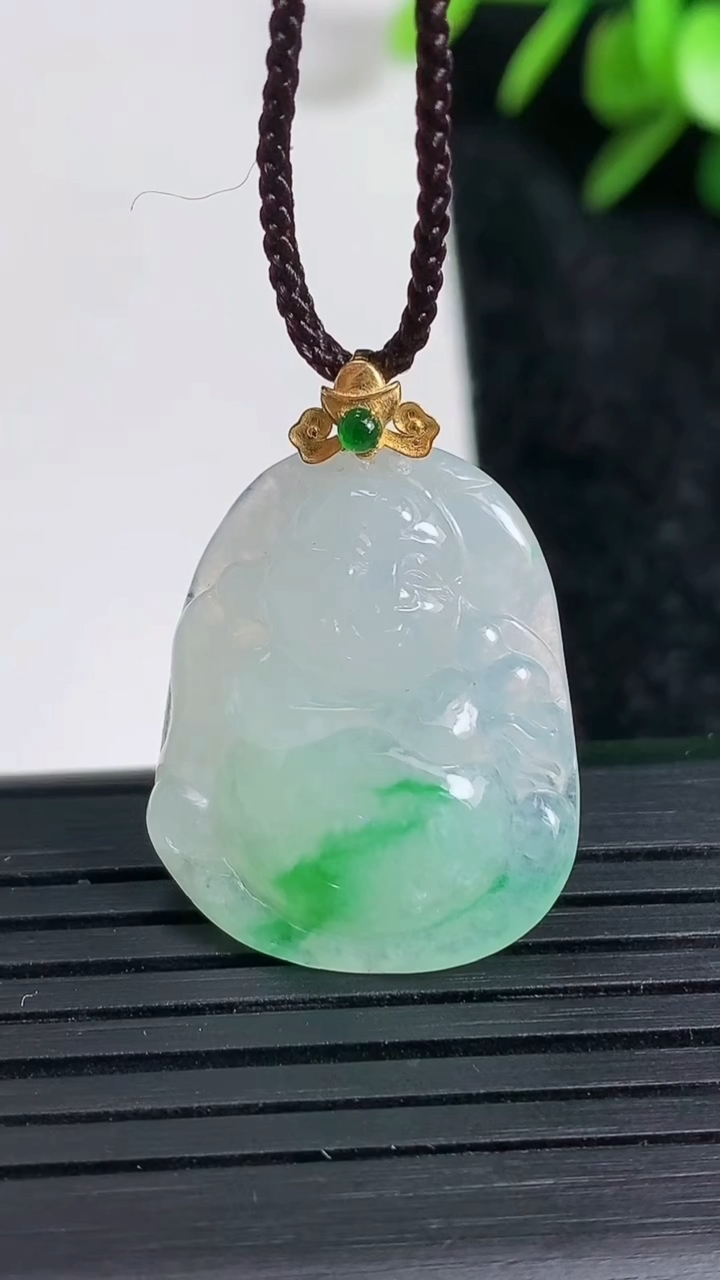 天然A货翡翠逍遥佛吊坠尺寸25.2-19.8-5.6重量:5.06g
3月22日