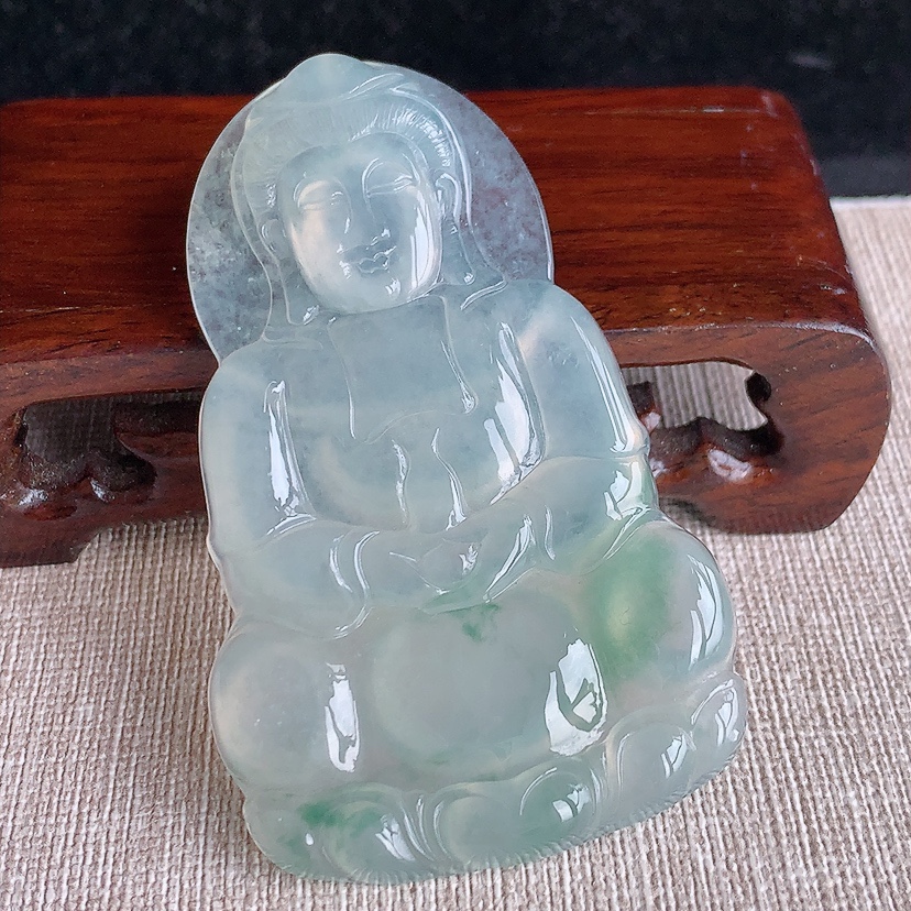 天然A货翡翠飘花大件正装观音吊坠 
尺寸67.6-41.7-5.7mm 重量31.15g 0320