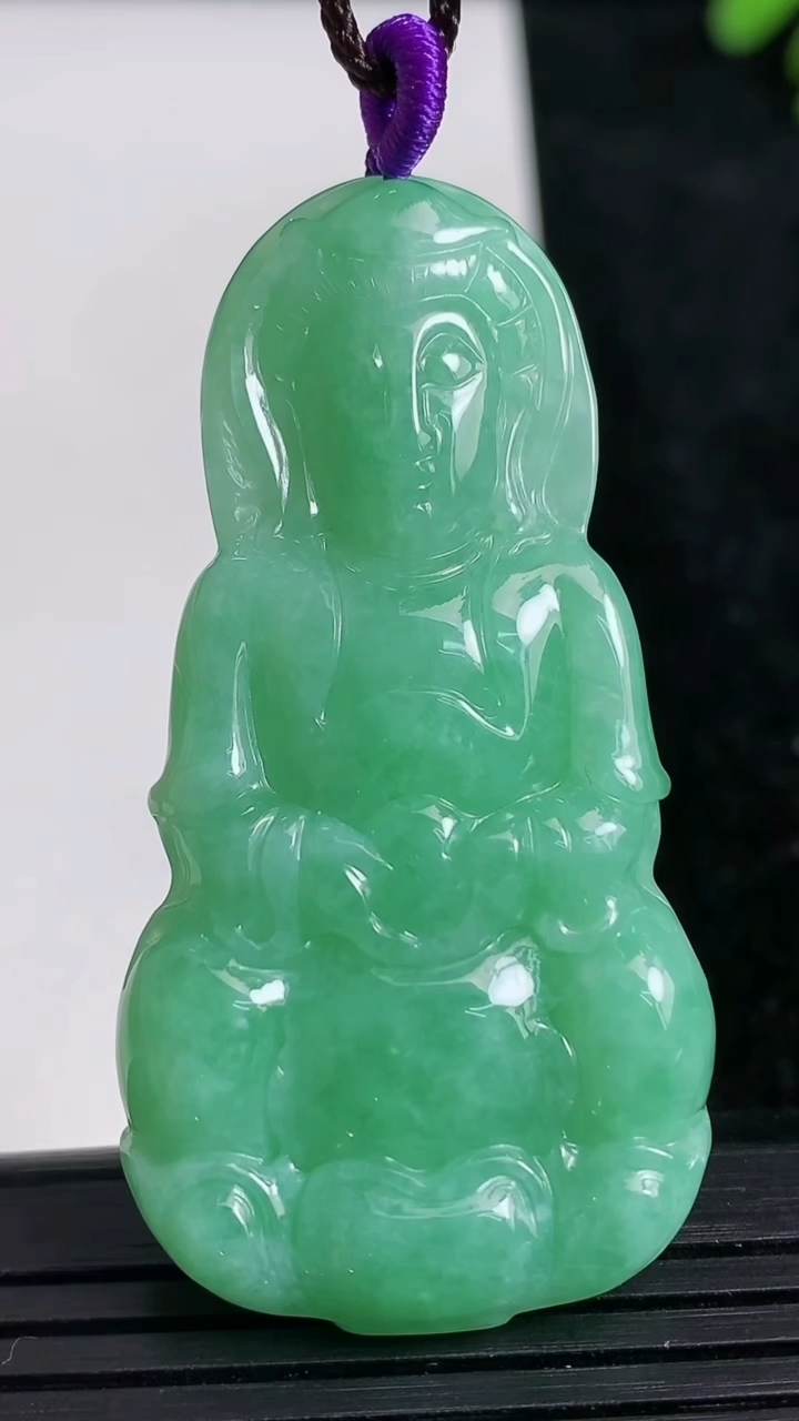 天然A货翡翠观音菩萨吊坠尺寸53.4-27.5-5.8重量:16.81g
3月22日