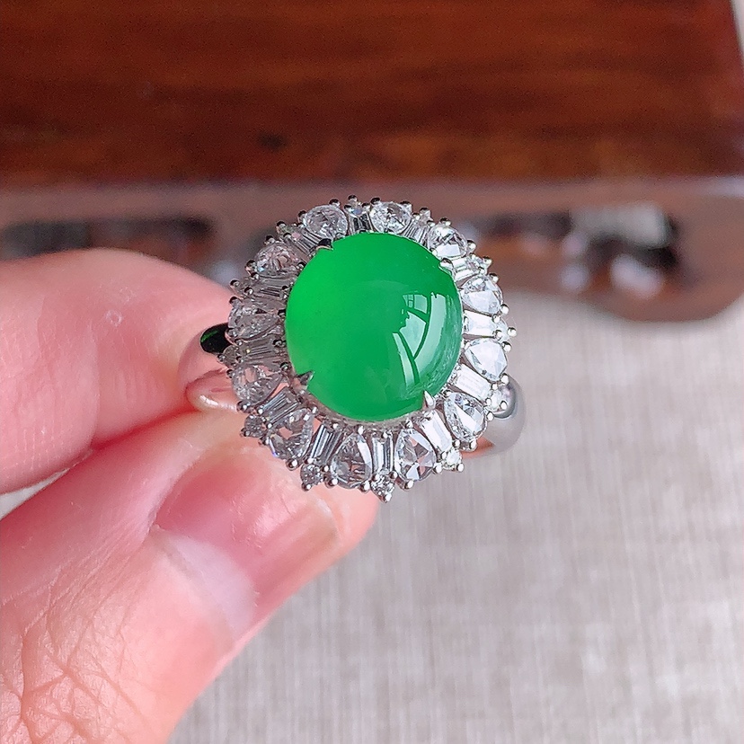 天然A货翡翠18K金伴钻镶嵌阳绿蛋面戒指 圈口17.5裸石
尺寸9.8-8.6mm 重量4.20g 