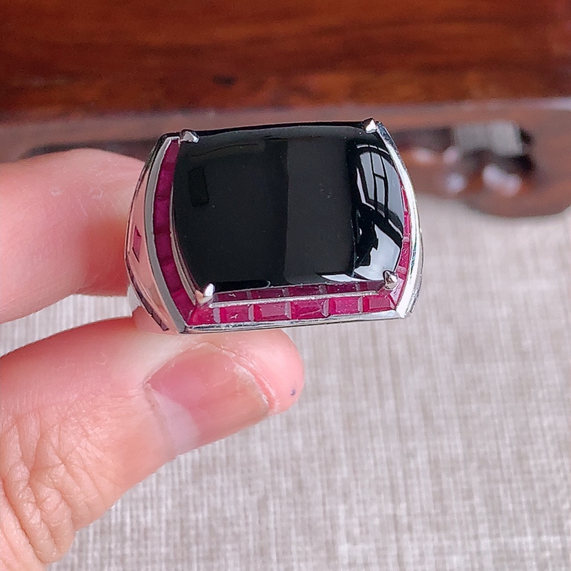 天然A货翡翠18K金伴钻镶嵌墨翠马鞍戒指 打灯全透 圈口20.6裸石
尺寸17-12mm 重量8.2