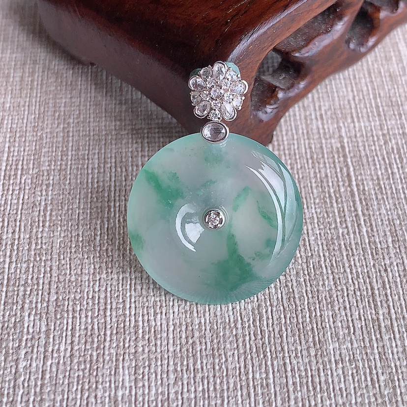 天然A货翡翠18K金伴钻镶嵌飘花平安扣吊坠 
尺寸33.2-24-4.8mm 重量6.65g 0321
