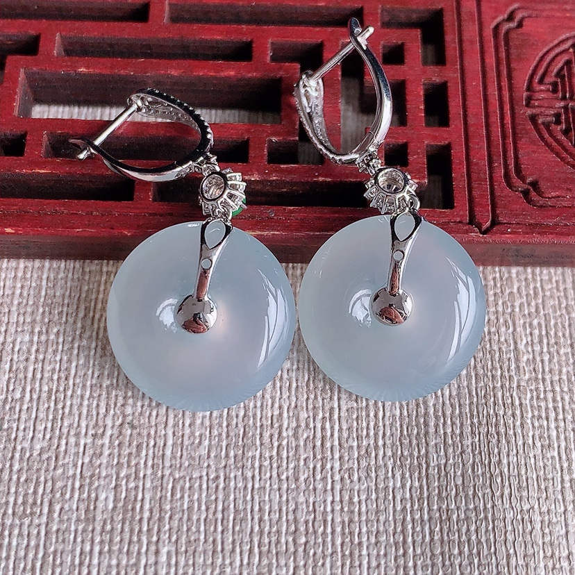 天然A货翡翠18K金伴钻镶嵌白月光平安扣耳坠 
尺寸18-5.6mm 重量9.83g 0320