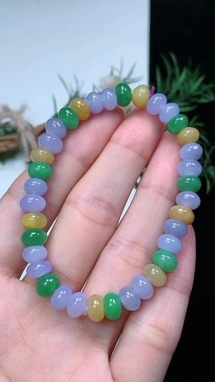 天然A货翡翠三彩算盘珠手串，尺寸7.2-4.8-36颗，重量:15.07g3月22日
工厂直销收藏佳
