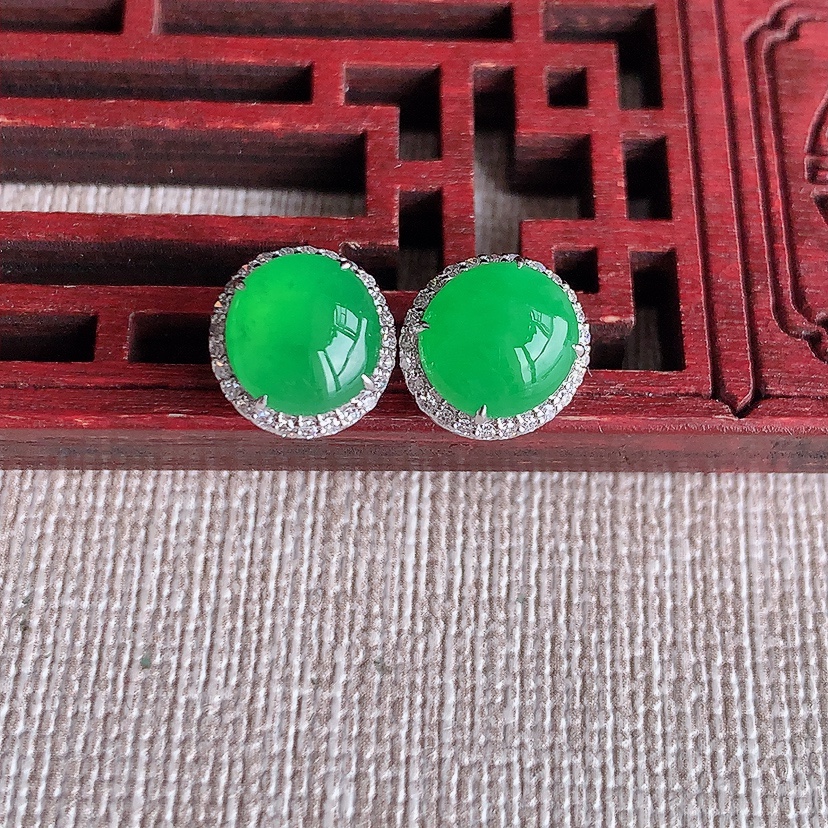 天然A货翡翠18K金伴钻镶嵌阳绿蛋面耳钉 
尺寸8-7.5mm 重量2.70g 0321
