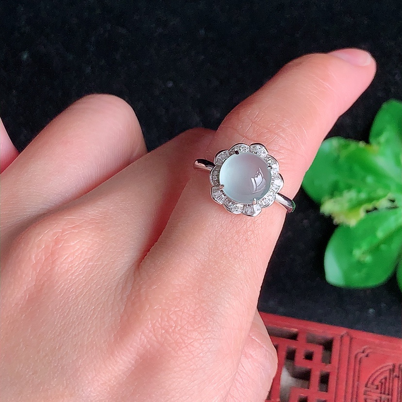 天然A货翡翠18K金伴钻镶嵌晴水蛋面戒指 圈口17.4裸石
尺寸8.2mm 重量2.53g 0320