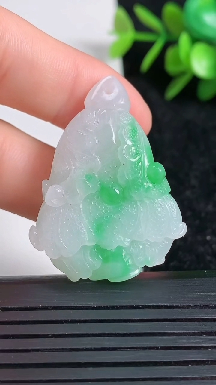 天然A货翡翠白菜吊坠尺寸37.4-27.9-11.1重量:14.93g
3月22日