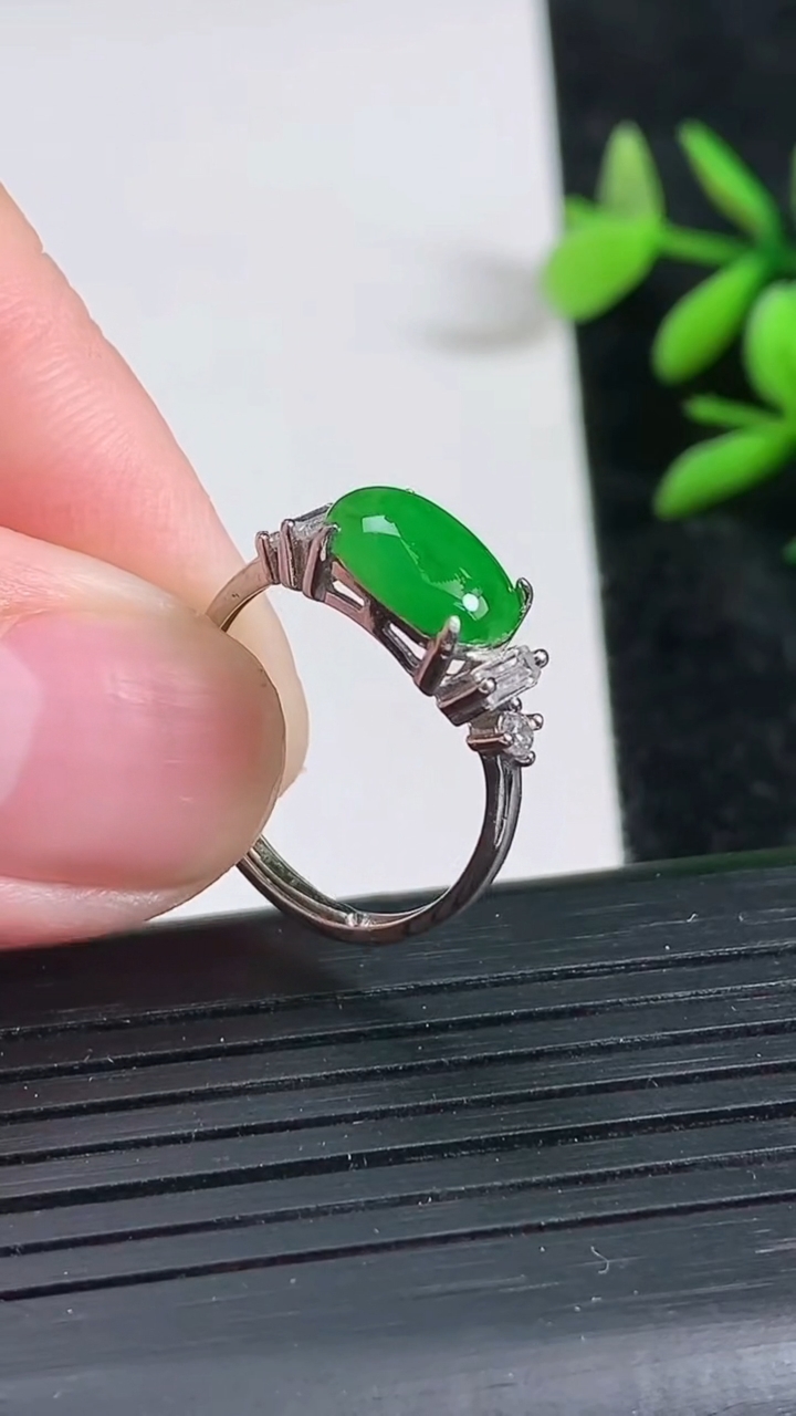 天然A货翡翠蛋面戒指，尺寸9.8-6.8，重:1.98g2026年3月22日
工厂直销收藏佳品,种好水足，色泽均匀，有种有色，上手高大气！