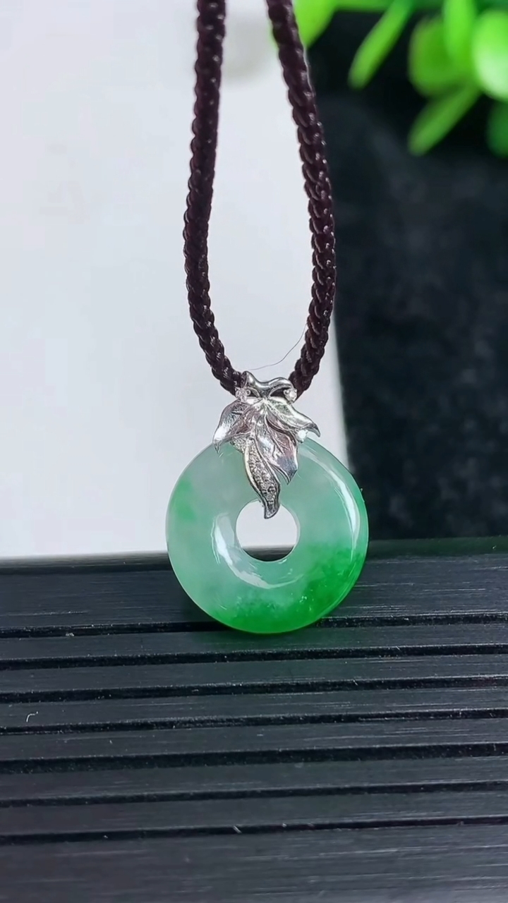 天然A货翡翠平安环吊坠尺寸14-3.6重量:2.02g
3月22日