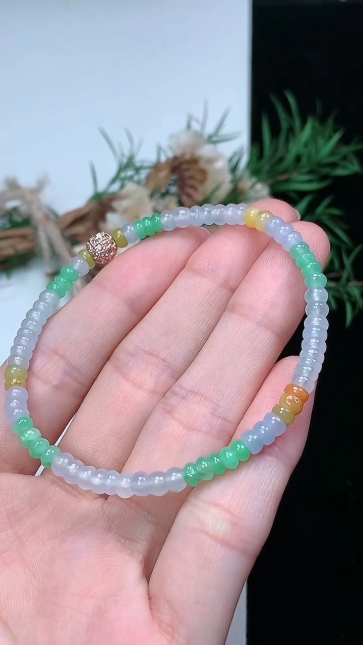 天然A货翡翠三彩算盘珠手串，尺寸4-2.2-72颗，重量:6.00g3月22日
工厂直销收藏佳品,种好水足，色泽均匀，有种有色，上手高大气！